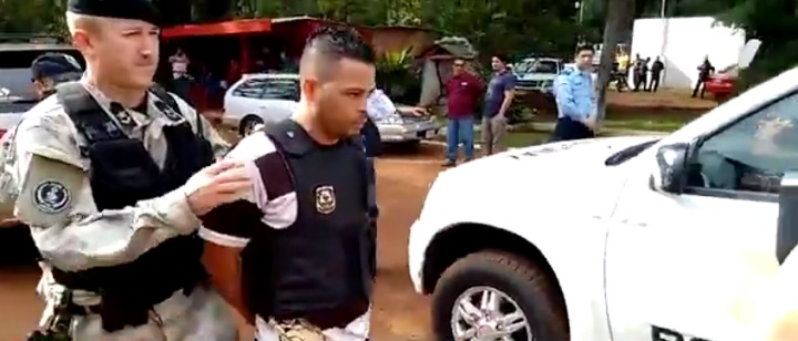A advogada e o namorado expulsos do Paraguai foram entregues &agrave; pol&iacute;cia brasileira na aduana da Ponte da Amizade, na fronteira com Foz do Igua&ccedil;u &ndash; Foto: M&aacute;rcio Falc&atilde;o/Rede Massa